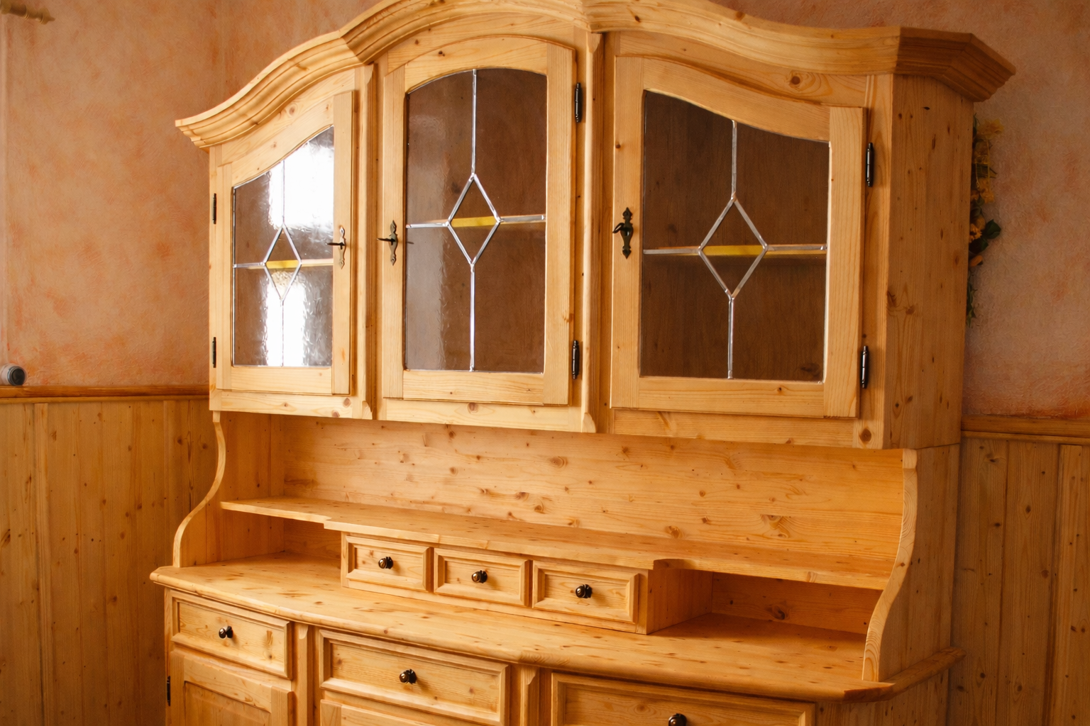 Maßgefertigter Holzschrank